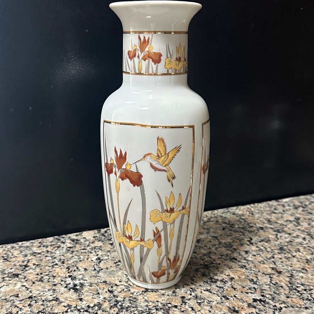 Beautiful Vintage Chokin Art 1987 White Vase in Hummingbird & Flowers Japan